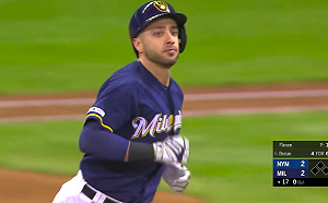 MLB／帶著他一起拚  前全壘打王內穿耶力奇球衣上場(影)