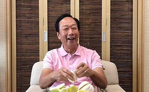 （影）過節不去中選會！郭台銘稱「無黨一身輕」快樂過中秋