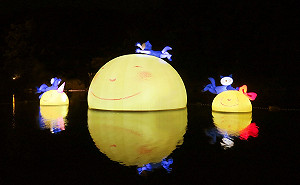 中秋雙月相映　幾米「漂浮月亮」現身碧潭水岸