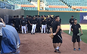 中職／桃猿5連敗戰績不振　洪總賽前罕見全隊集合