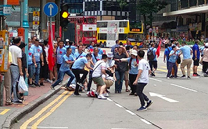 反送中》拆連儂牆、當街打人！親中派持五星旗佔商場唱國歌