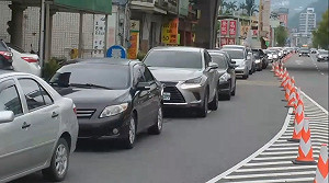 收假北返車潮湧現 國5雪隧回堵6公里