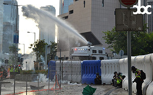 （影）反送中》示威者丟擲汽油彈　警方水炮車、催淚彈強力鎮壓