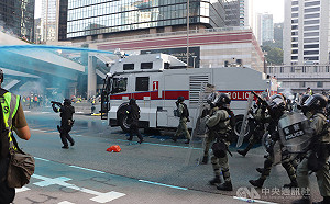 「全球反極權大遊行」港民上街   警方水炮、裝甲車戒備