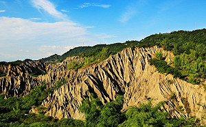揭開月世界的神秘面紗！騎鐵馬穿梭高雄惡地免費品風味料理