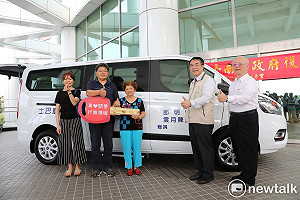 圓夫遺願捐贈復康巴士  黃偉哲表彰善行