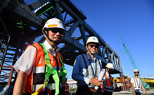 安坑輕軌進度逾六成 侯友宜「一日工頭」爬橋塔視察