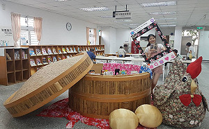 「布」一樣的圖書館！巨無霸布雞領路探索布街文化