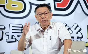 秀身份證隨身帶身上 柯文哲：不然差點被登記