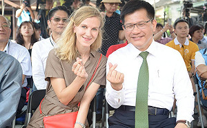 集集彩繪列車不只是觀光用！林佳龍解說列車啟用3層意義