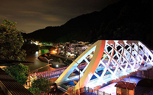 烏來新地標！覽勝大橋七彩光雕夜夜秀