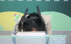 (影)學運女戰神鞠躬   一頭撞掉麥克風套引話題