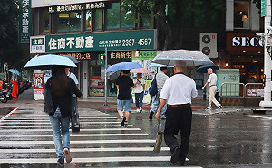 外出帶傘！低壓北移東北風增強  東北部仍有雨