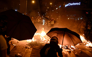 港警重兵守機場要道 反送中轉圍商場港鐵站