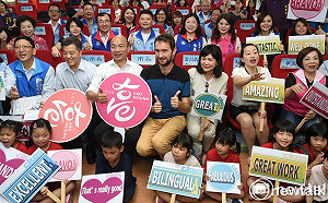 韓國瑜率議員訪視雙語教育秀亮點  綠議員不捧場