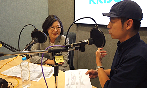 蔡英文參訪音樂串流平台 大方分享「博論歌單」