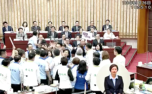 批落跑議員護航落跑市長 高閔琳怒斥「高雄議會流氓當道！」