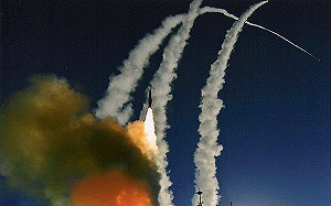 (影) 網路瘋傳伊朗飛彈遭攔截影片 查核機構 : 不實訊息