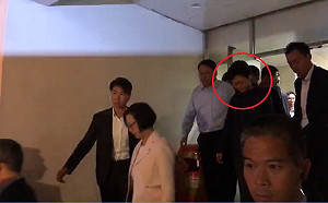 反送中》示威者促「共享催淚彈榮耀」 林鄭「躲」4小時走後門