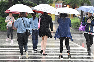 不只用除濕機！下暴雨衣服濕淋淋 行家曝「快乾七絕招」