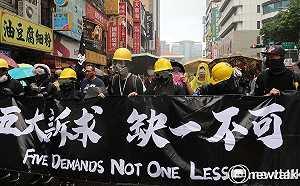 紅漆、豪雨擋不住！  數萬台灣人上街撐香港 隊伍綿延3公里