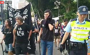 反送中》香港「黑色十．一」 示威者遭「衝擊」港警胡椒噴霧「侍候」