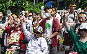良影一二》青年樂生聯盟六步一跪抗議電梯陸橋案 警方封鎖只能原地踏步