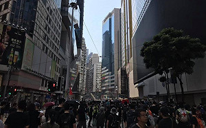 「沒有國慶．只有國殤」 香港街頭催淚彈取代慶祝煙火