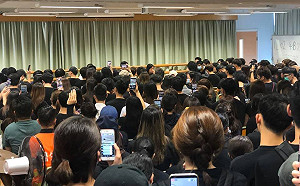 反送中》控港警謀殺市民  400黑衣人何傳耀中學討公道