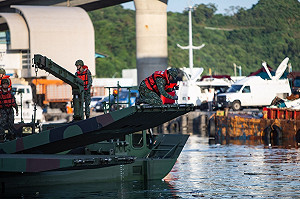 南方澳斷橋  國防部架浮橋讓漁船進出