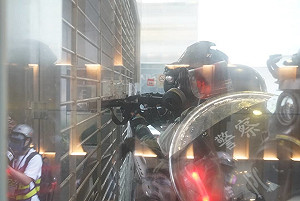 （影）港警開六槍實彈、高中生險喪命 警務處長：做法合理合法