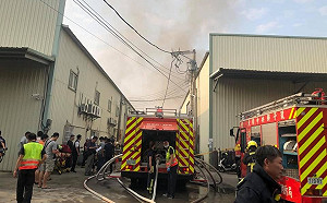 慟！台中大火消防隊殉職 孕妻聞訊崩潰痛哭