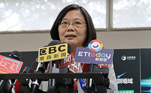 不甩北市抗議標題帶風向！三立記者續以「擦槍走火」追問蔡英文