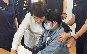 慰問殉職消防員家屬  盧秀燕：悲痛像失去自己兄弟