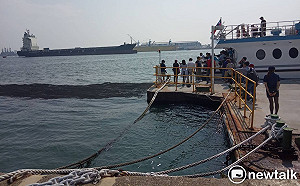 韓國瑜搭渡輪拚選戰  才下船竟漏油  網酸「渡輪卡韓」