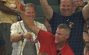 MLB／寶刀未老！退休7年名人堂球星　看台秀空手接球神技(影)