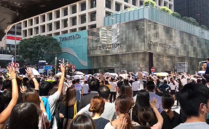 林鄭月娥宣布禁蒙面法後 港民眾在各地戴口罩抗議