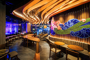 星巴克新店型開幕加賣酒　超大女神像成打卡亮點