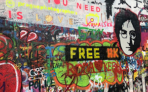 陸客塗布拉格連儂牆祝中共國慶  挺反送中民眾「Free HK」回應