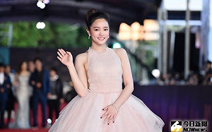 金鐘54紅毯》王淨首踏星光　粉色禮服「兩側挖空」氣質噴發