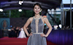 金鐘54紅毯》Sandy「開中洞」扮天使：把老爸氣死為優先