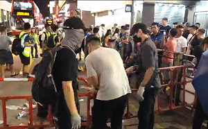 香港夜不平靜 蒙面遊行、示威者堵路 防暴警察制伏多人
