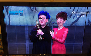 小燕姐帶94歲媽媽領終身成就獎   母女情深感動群星落淚