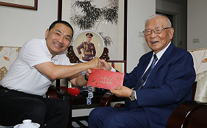 侯友宜探視101歲許歷農  互讚智勇雙全叱吒風雲