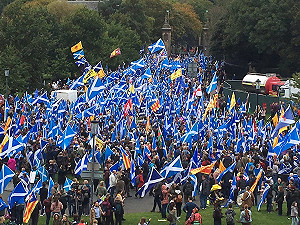 爭取蘇格蘭獨立 逾20萬人愛丁堡上街遊行