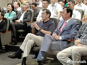 馬擁抱郭董遭嗆開除 馬辦：只會讓國民黨支持圈越來越小