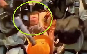 禁蒙面法抗議》荷槍港警包圍12歲黑衣女童押上車