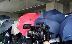 蒙面法頒布後首控！近百人庭外排隊準備聽審