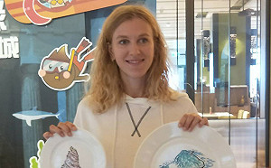 俄插畫家送台灣景點彩繪盤  卡佳：下次一定要登龜山島