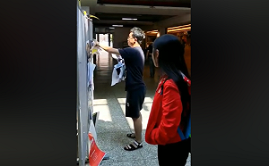 (影) 中國觀光客撕毀台大連儂牆  學生會：將會提告